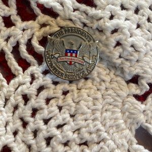 Silver/ faux silver The presidents volunteer service award USA freedom corps